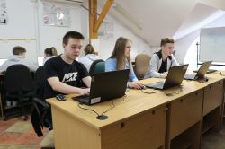 b_250_0_16777215_0_0_images_krakowska.u_Aktualnosci_2022_2023_kolejne_laptopy_w_naszej_szkole_04.JPG