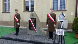 b_250_0_16777215_0_0_images_krakowska.u_Aktualnosci_2022_2023_odsloniecie_pomnika_upamietniajacego_zydow_z_zakliczyna_04.JPG